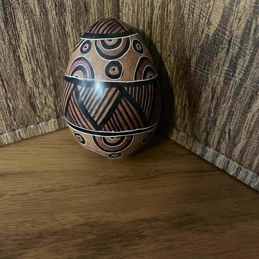 Lot of 2 Made in Kenya Carved Soap Stone Eggs - Picture 10 of 12